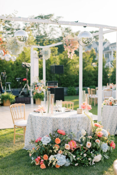 Al Fresco Summer Hamptons Wedding at Canoe Place Inn via https://eventjubilee.com